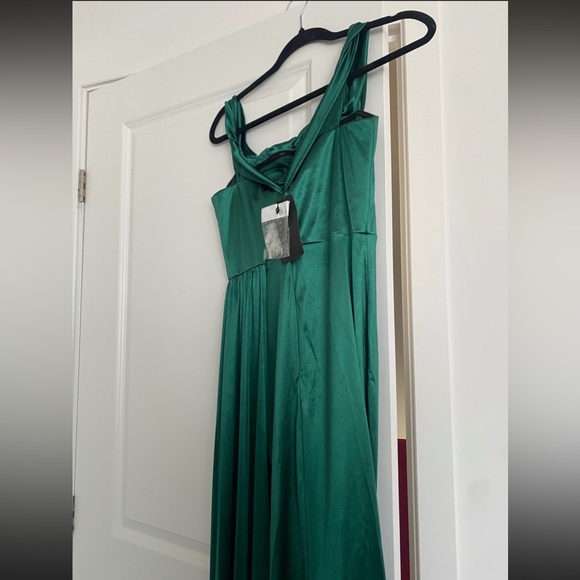 Missord gown, never worn, tag still attached, size small - Picture 3 of 4